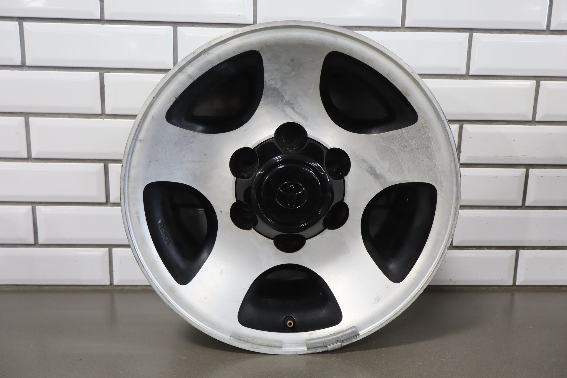 1992-1997 Toyota Land Cruiser J80- 16x8 OEM Wheel Set | Painted Centers