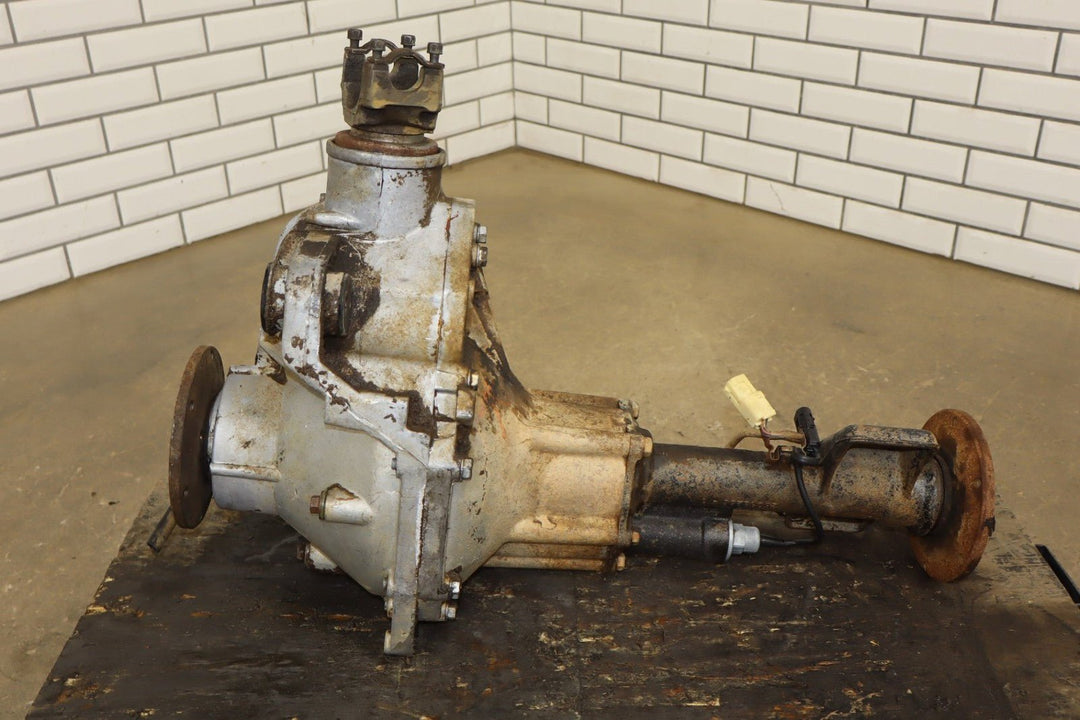 1992 - 1999 Chevrolet Suburban 2500 4WD Front Differential Assembly 4.10 GT4