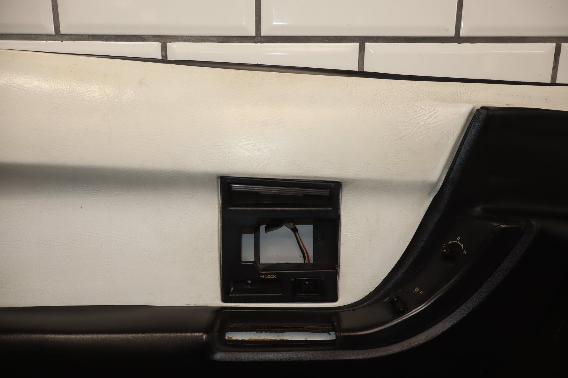 1992 Chevrolet Corvette Convertible Pair- Front Trim Panels White 10085975