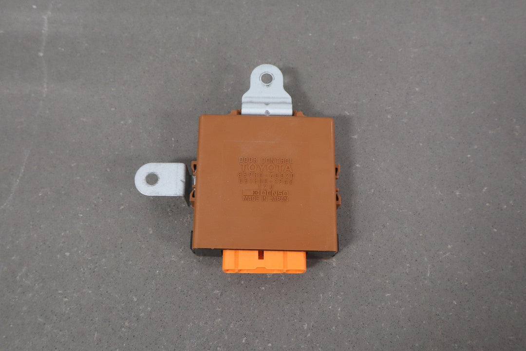 1992 Toyota Land Cruiser Door Control Relay Module OEM