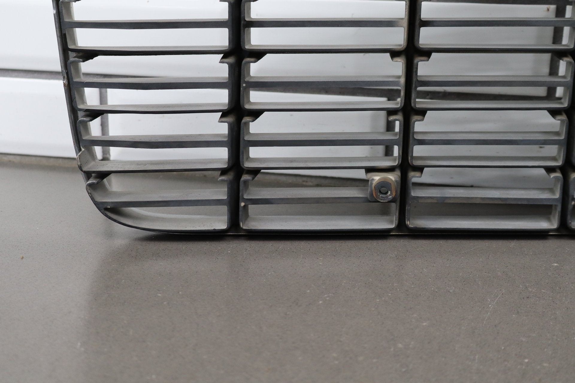 1993-1996 Cadillac Fleetwood Grille 10241515 OEM