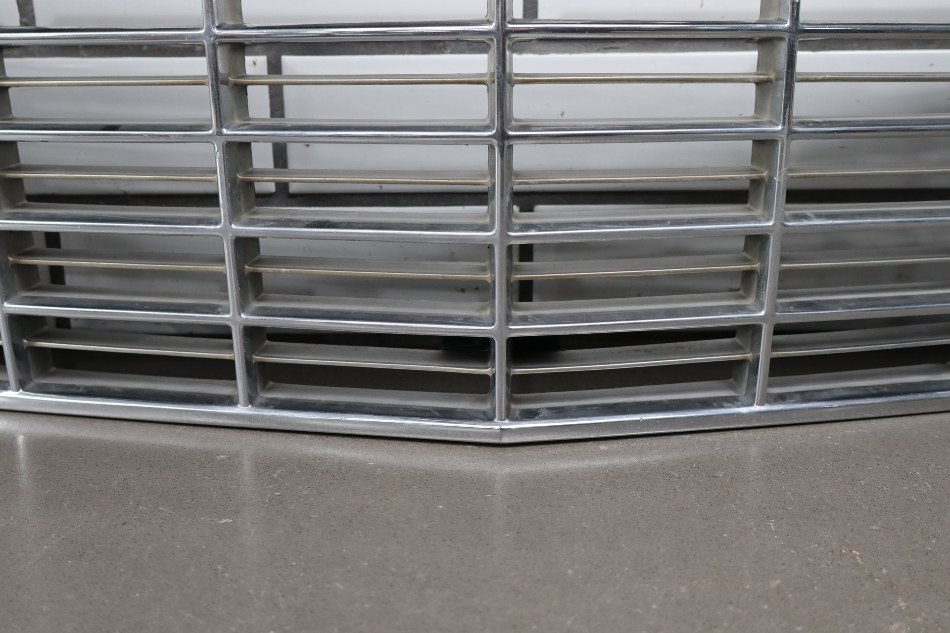 1993-1996 Cadillac Fleetwood Grille 10241515 OEM