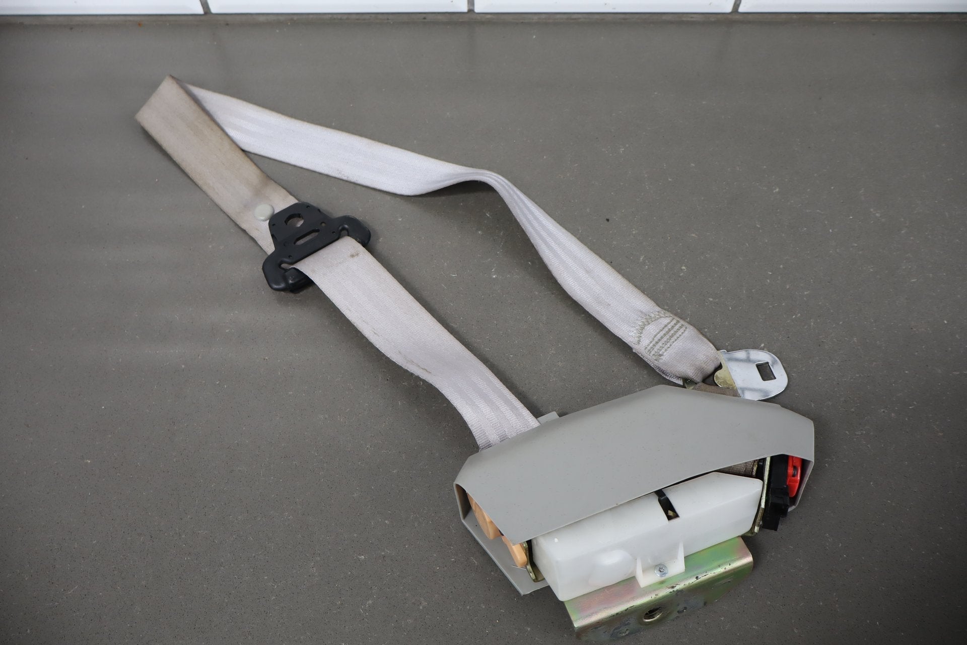 1993-1996 Cadillac Fleetwood Right Front Seat Belt Light Gray 14