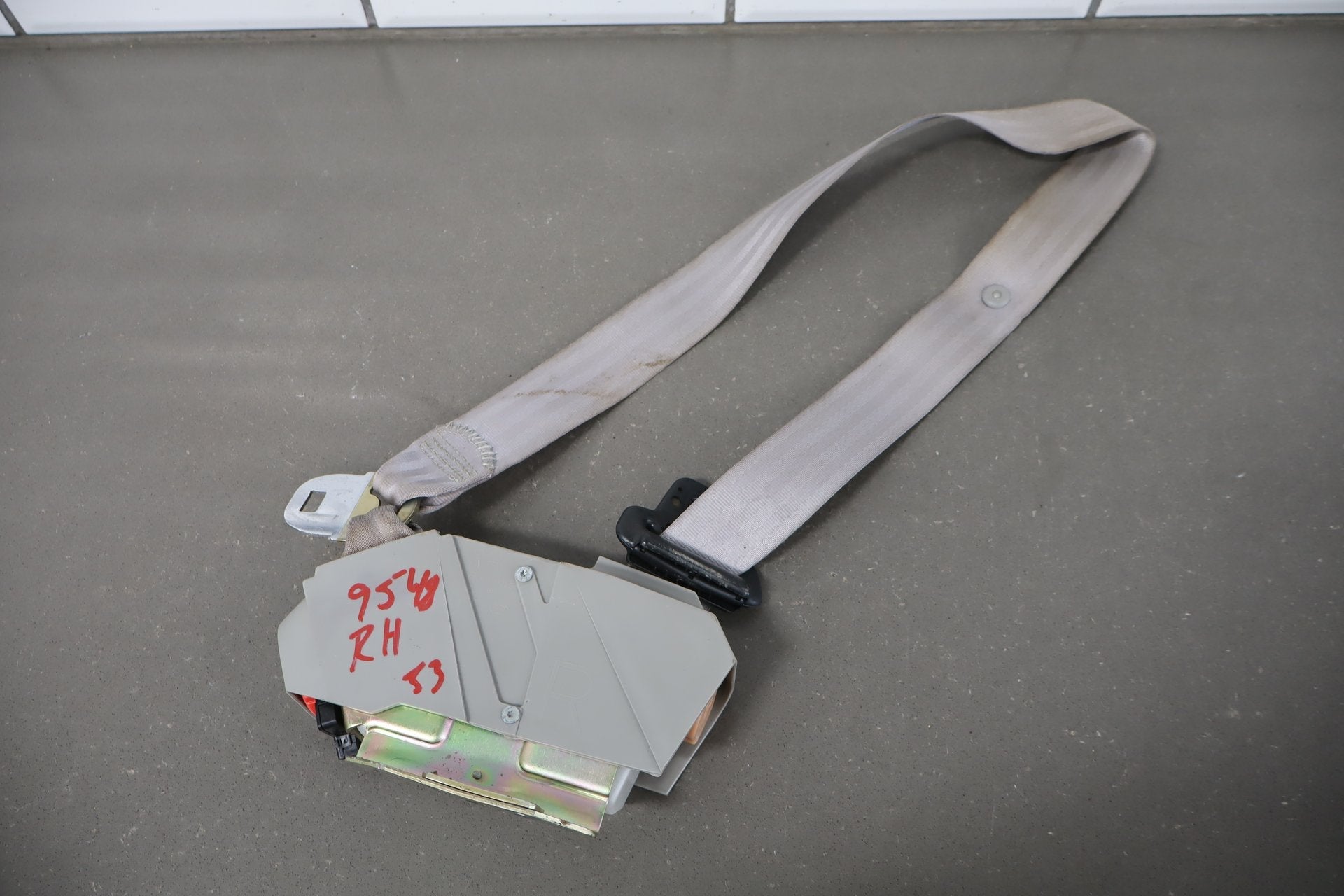 1993-1996 Cadillac Fleetwood Right Front Seat Belt Light Gray 14