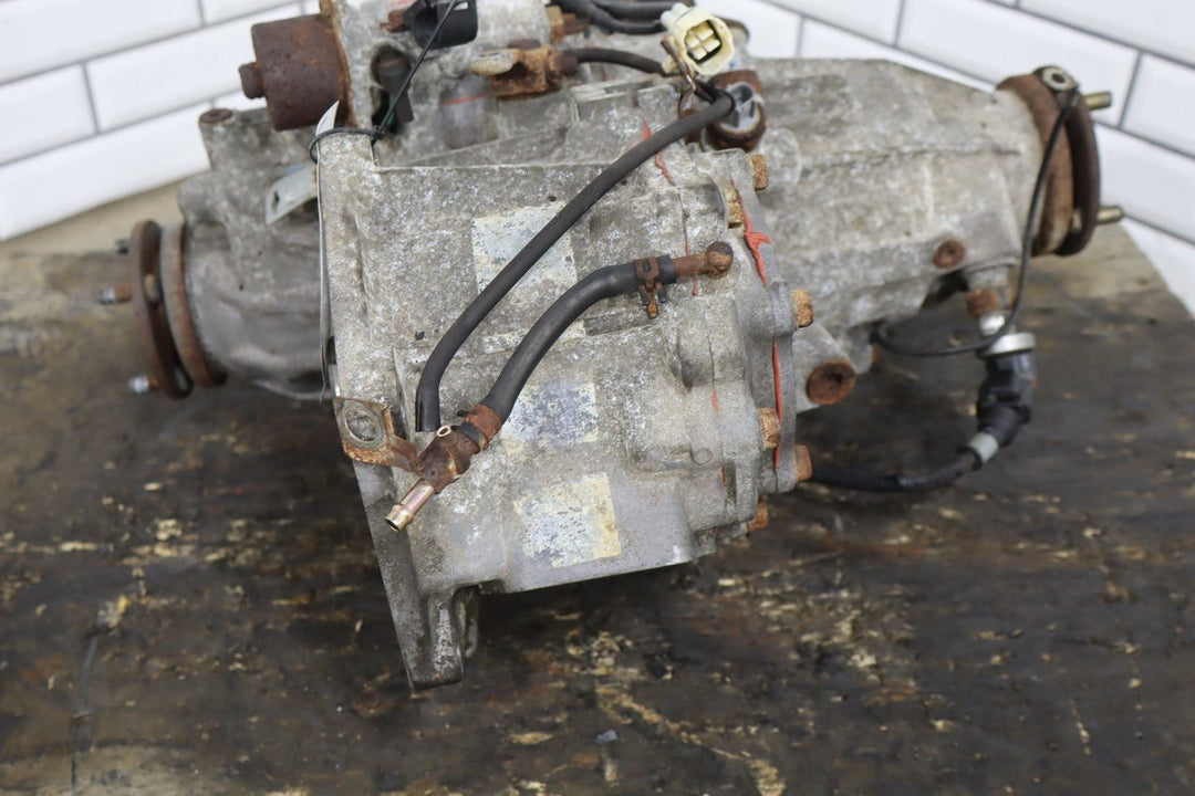 1995 - 1997 Lexus LX450 Transfer Case 3613060790 OEM