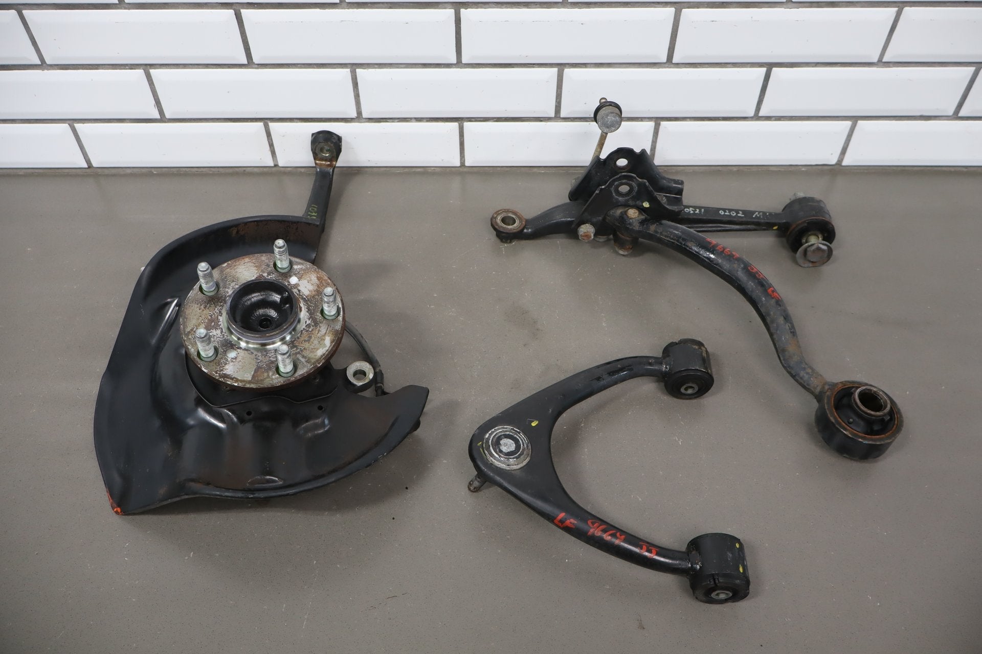 1995-1999 Toyota Crown Left Front Knuckle Hub ABS Control Arms OEM JZS151
