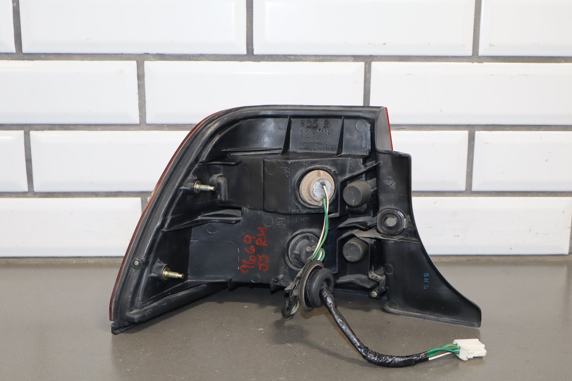 1995-1999 Toyota Crown Right Outer Tail Light OEM JZS151 Mild Scuffs