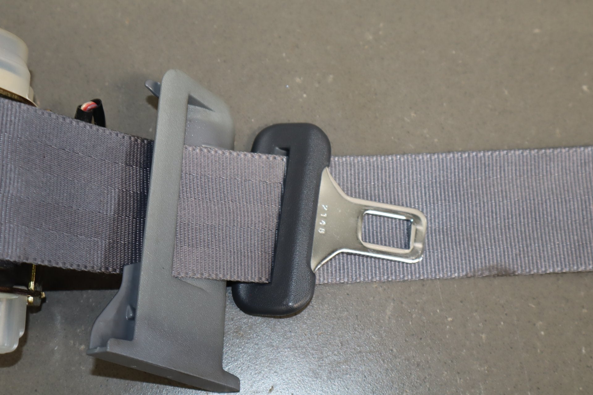 1995-1999 Toyota Crown Right Rear Seat Belt Grey Retractor OEM JZS151