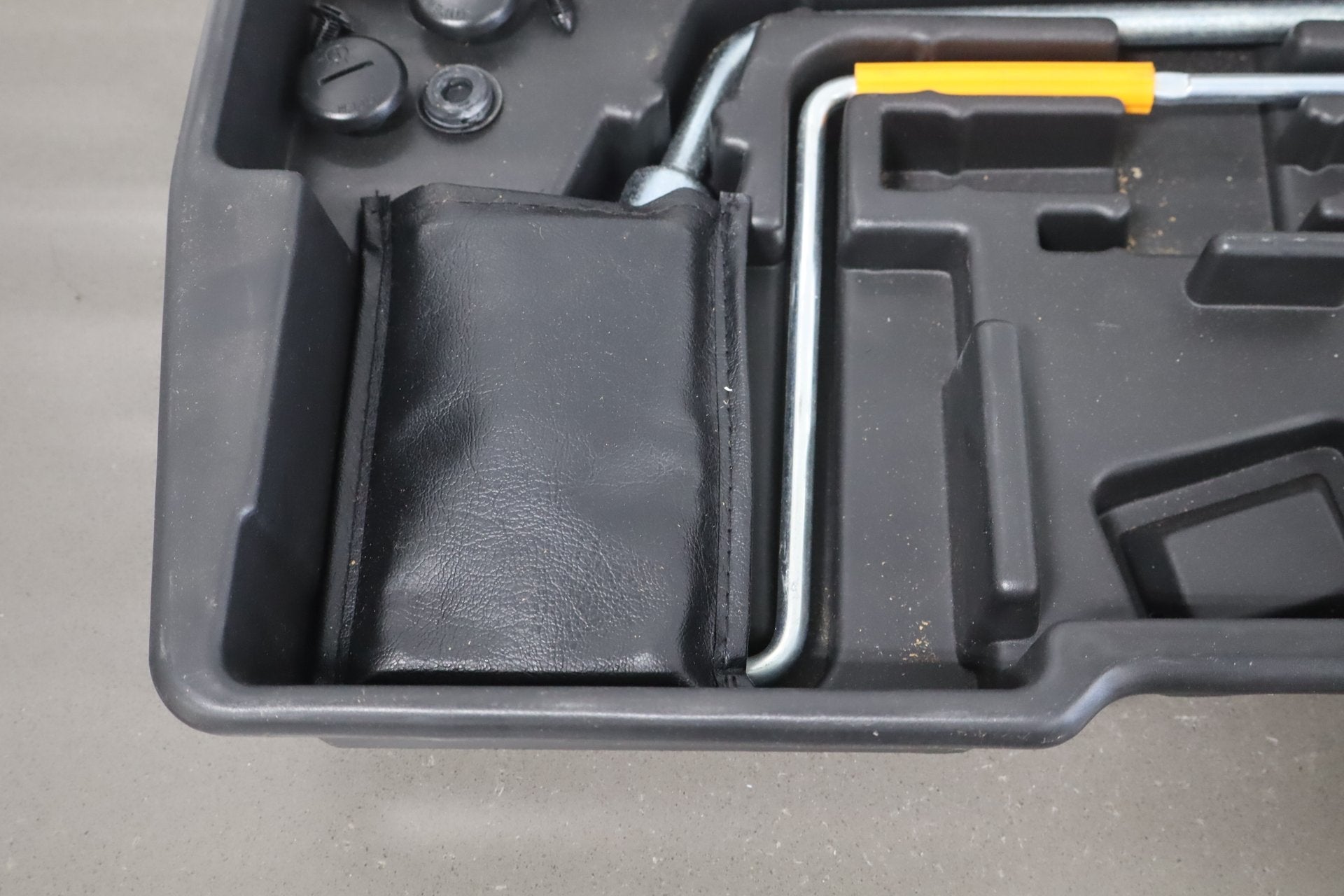 1995-1999 Toyota Crown Scissor Jack w Tools Tray OEM JZS151 Complete