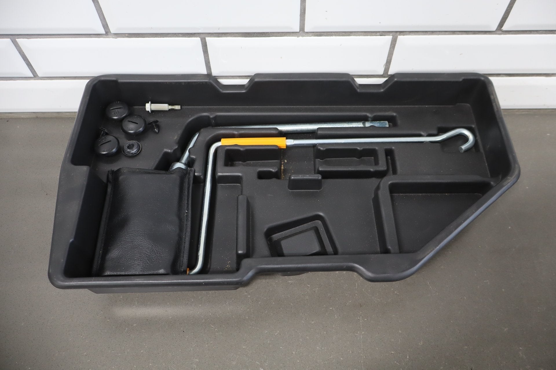 1995-1999 Toyota Crown Scissor Jack w Tools Tray OEM JZS151 Complete