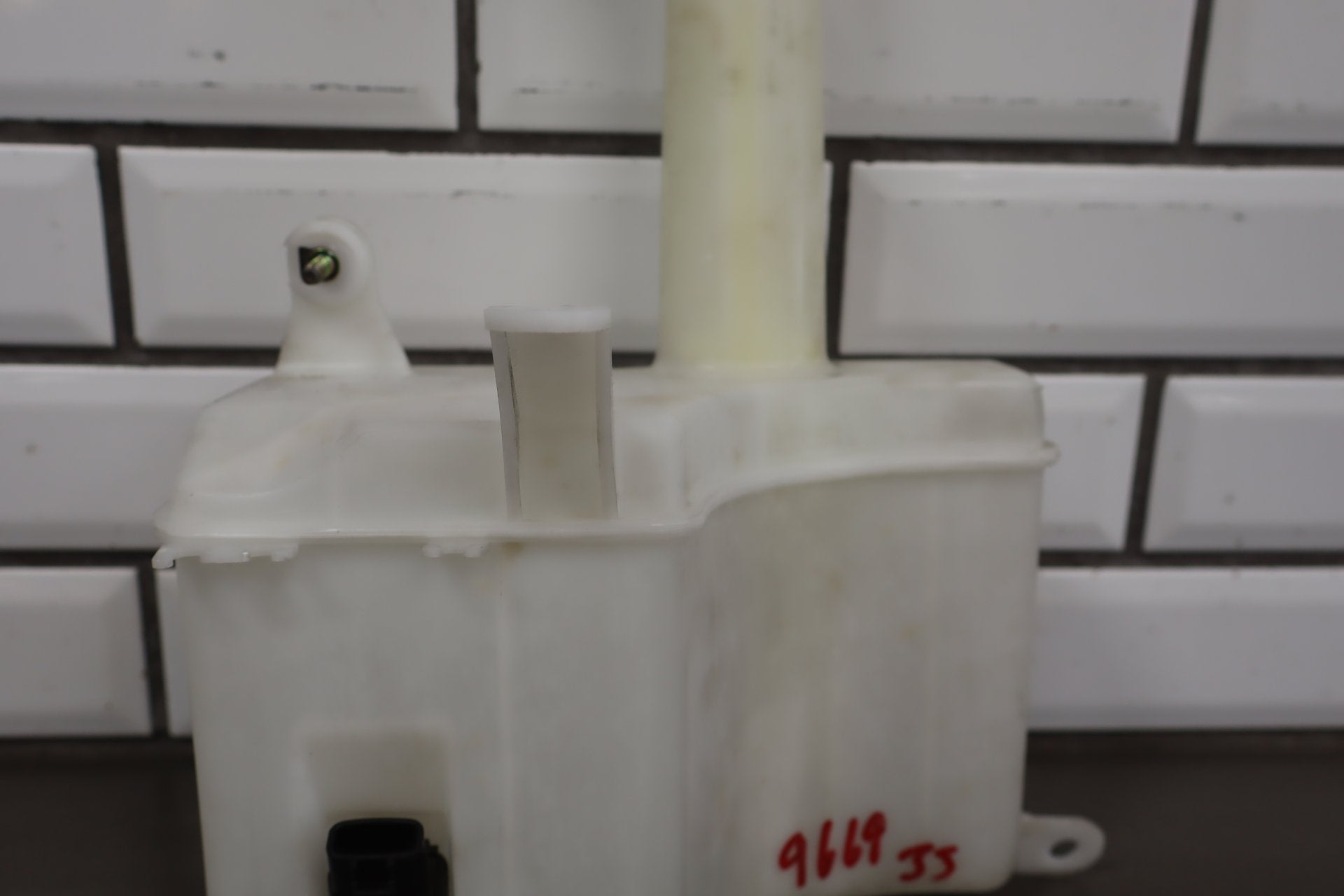 1995-1999 Toyota Crown Washer Bottle w Pump Lid OEM JZS151