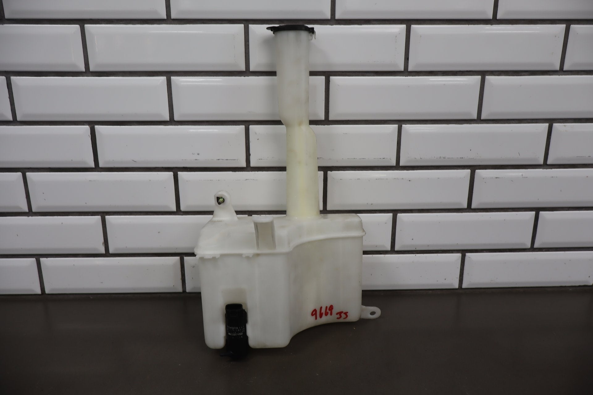 1995-1999 Toyota Crown Washer Bottle w Pump Lid OEM JZS151