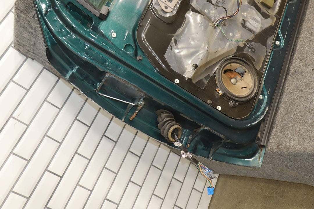 1995 - 2000 Chevrolet Suburban 1500 Right Front Door Green 43U 12387770