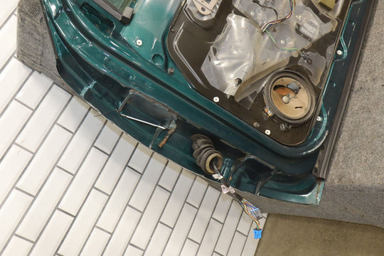 1995 - 2000 Chevrolet Suburban 1500 Right Front Door Green 43U 12387770