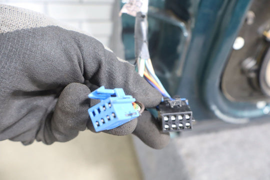 1995 - 2000 Chevrolet Suburban 1500 Right Front Door Green 43U 12387770
