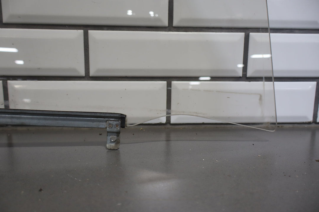 1996 - 1998 Lexus LX450 Right Front Door Window 6811160070