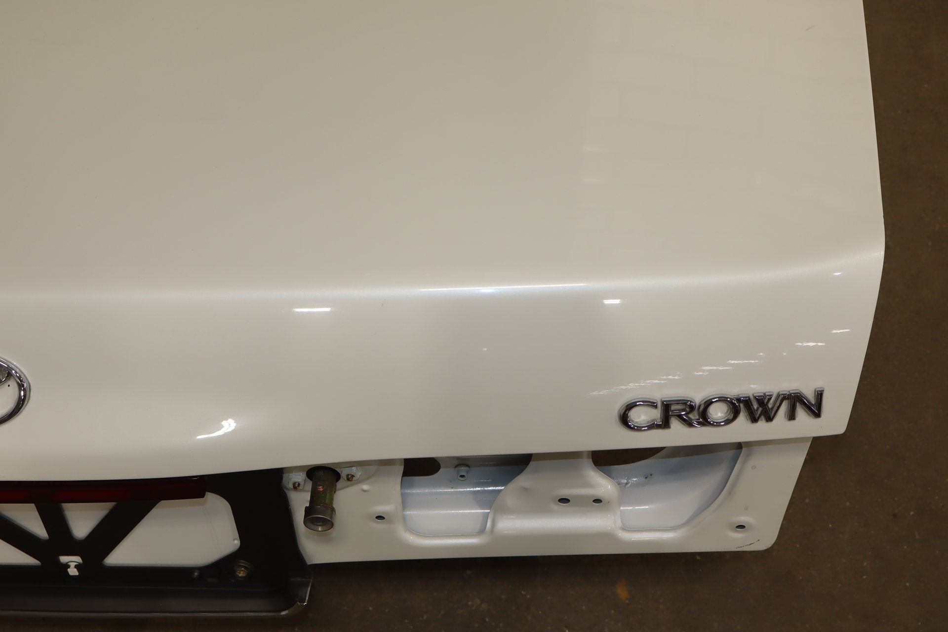 1996 Toyota Crown Decklid Trunk White 2BK OEM JZS151 Dent Center