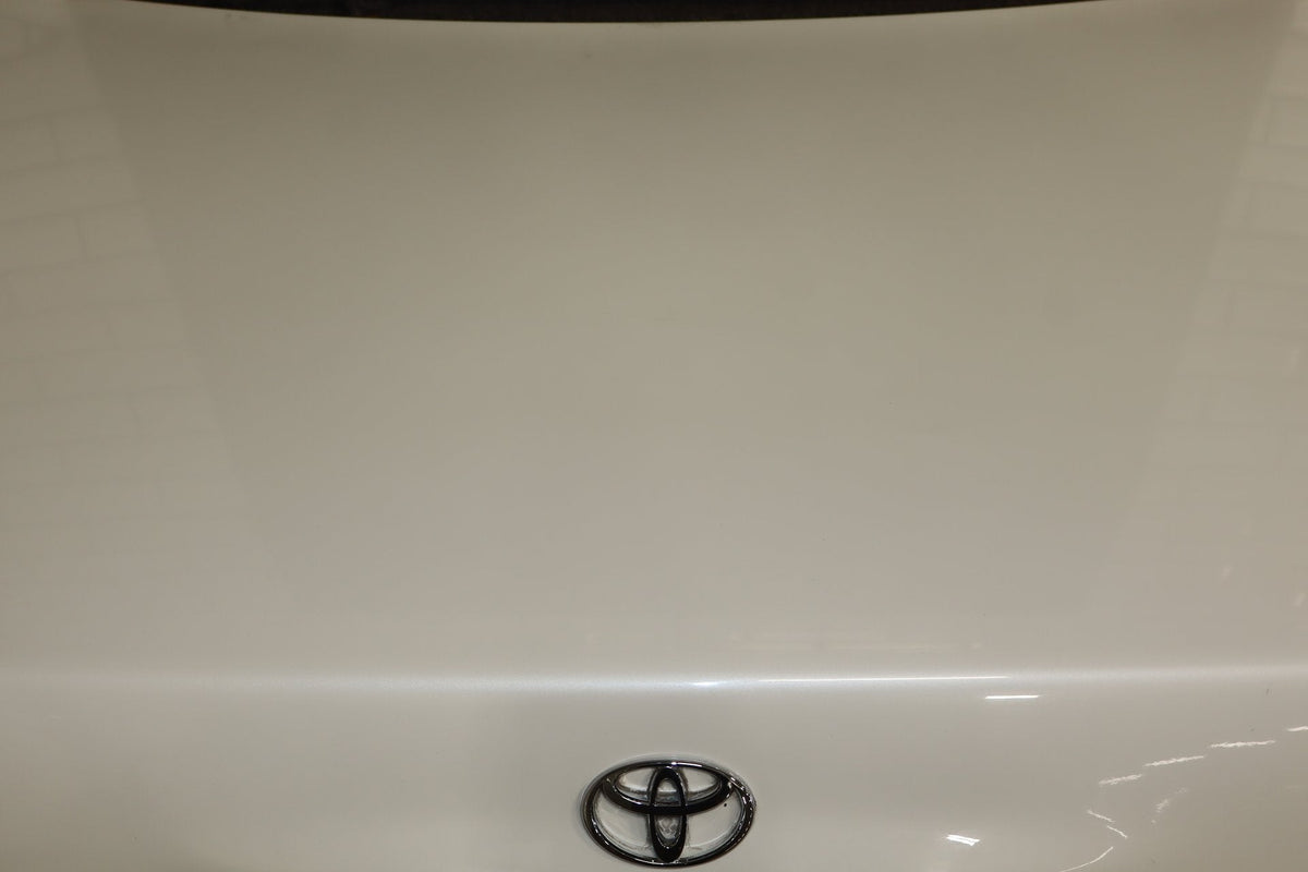 1996 Toyota Crown Decklid Trunk White 2BK OEM JZS151 Dent Center