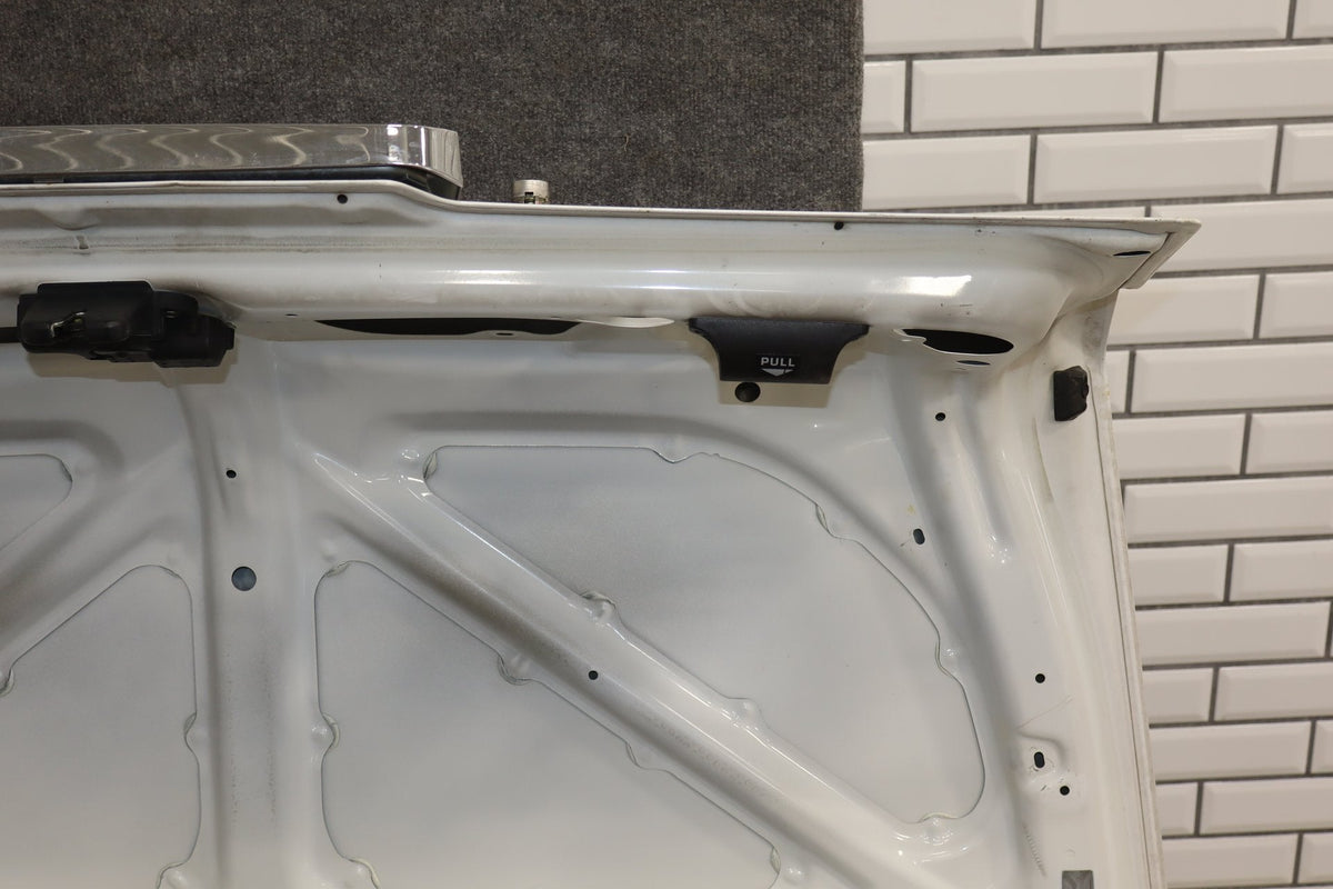1996 Toyota Crown Decklid Trunk White 2BK OEM JZS151 Dent Center