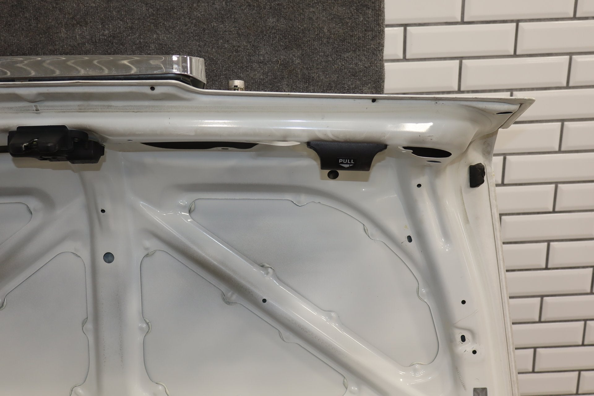 1996 Toyota Crown Decklid Trunk White 2BK OEM JZS151 Dent Center
