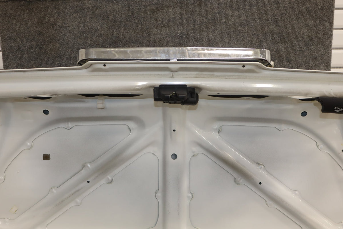 1996 Toyota Crown Decklid Trunk White 2BK OEM JZS151 Dent Center