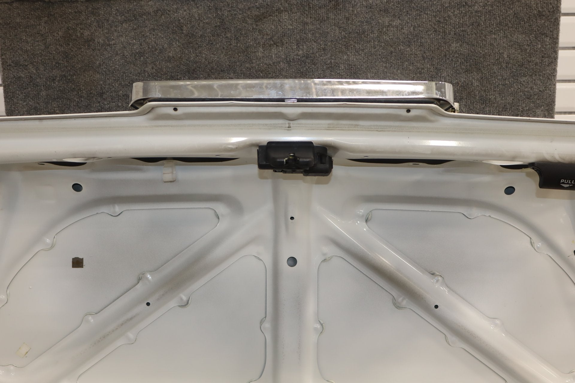 1996 Toyota Crown Decklid Trunk White 2BK OEM JZS151 Dent Center