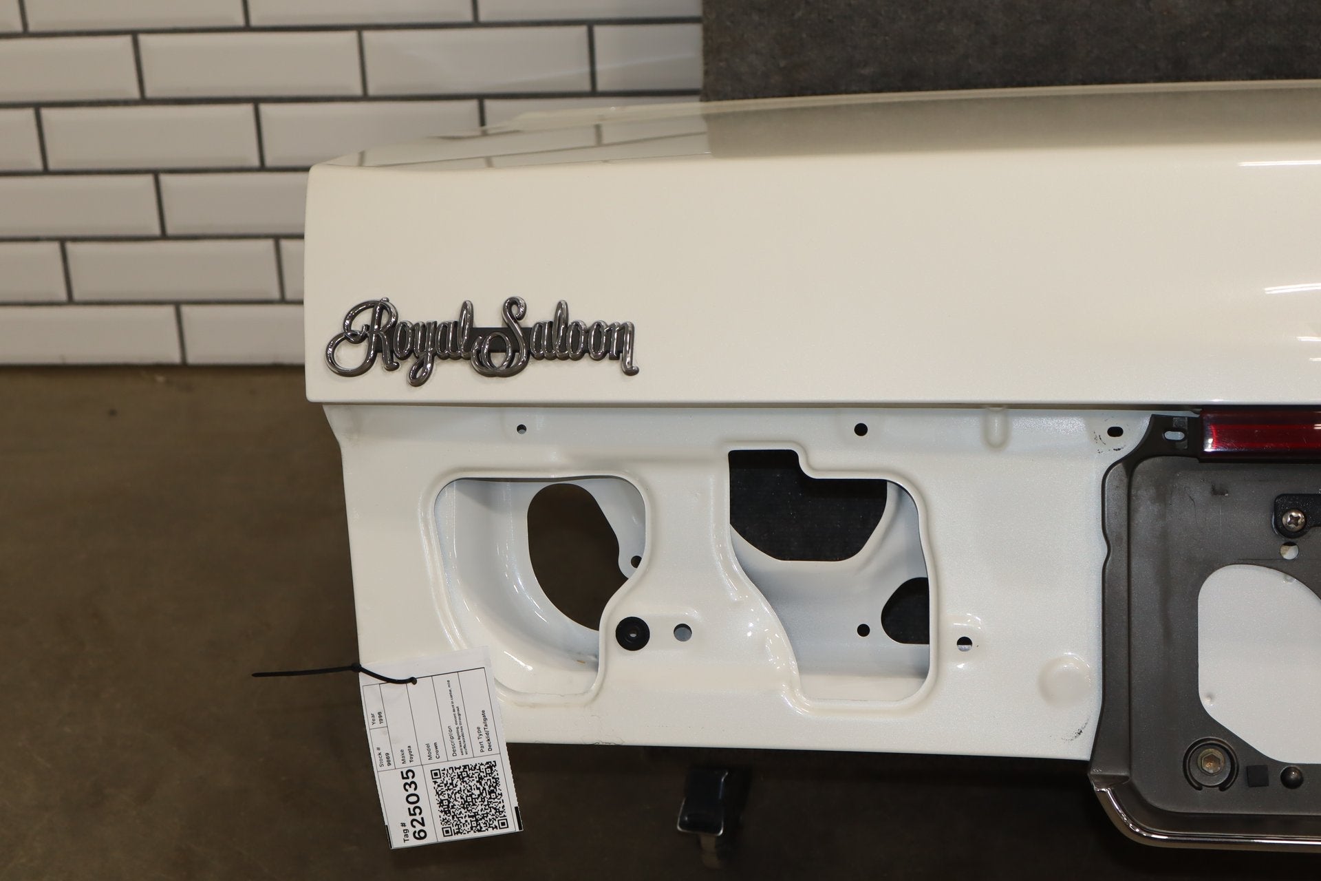 1996 Toyota Crown Decklid Trunk White 2BK OEM JZS151 Dent Center