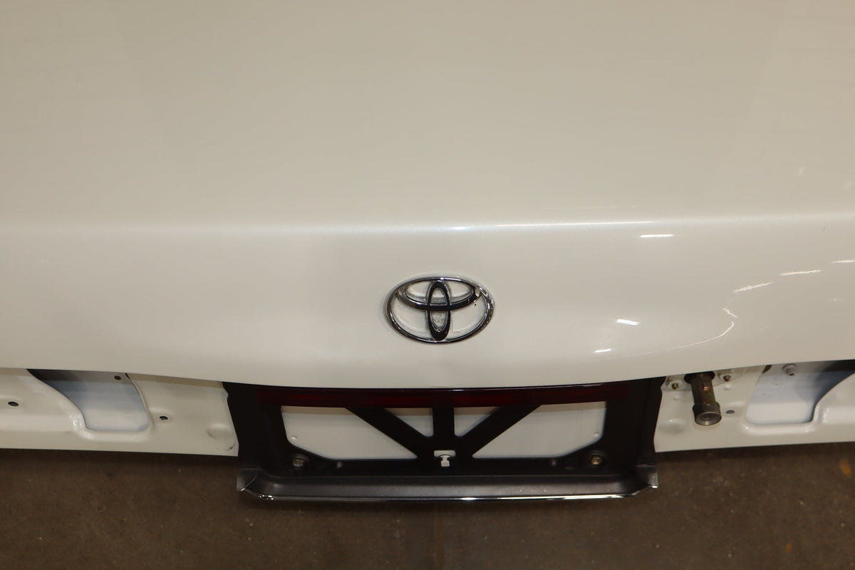 1996 Toyota Crown Decklid Trunk White 2BK OEM JZS151 Dent Center