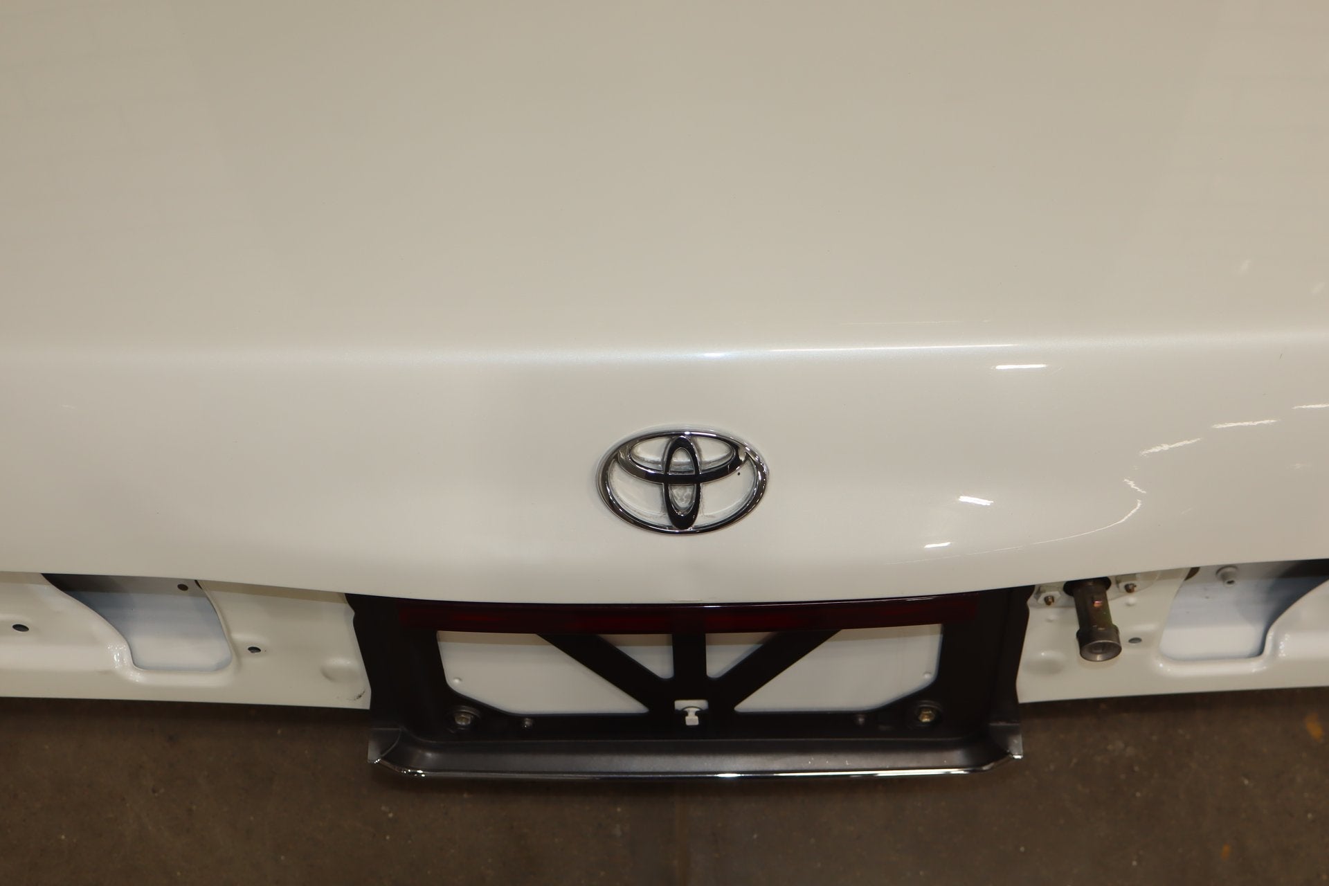 1996 Toyota Crown Decklid Trunk White 2BK OEM JZS151 Dent Center