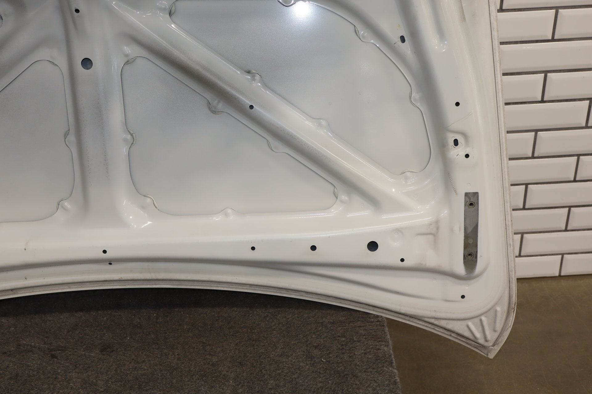 1996 Toyota Crown Decklid Trunk White 2BK OEM JZS151 Dent Center