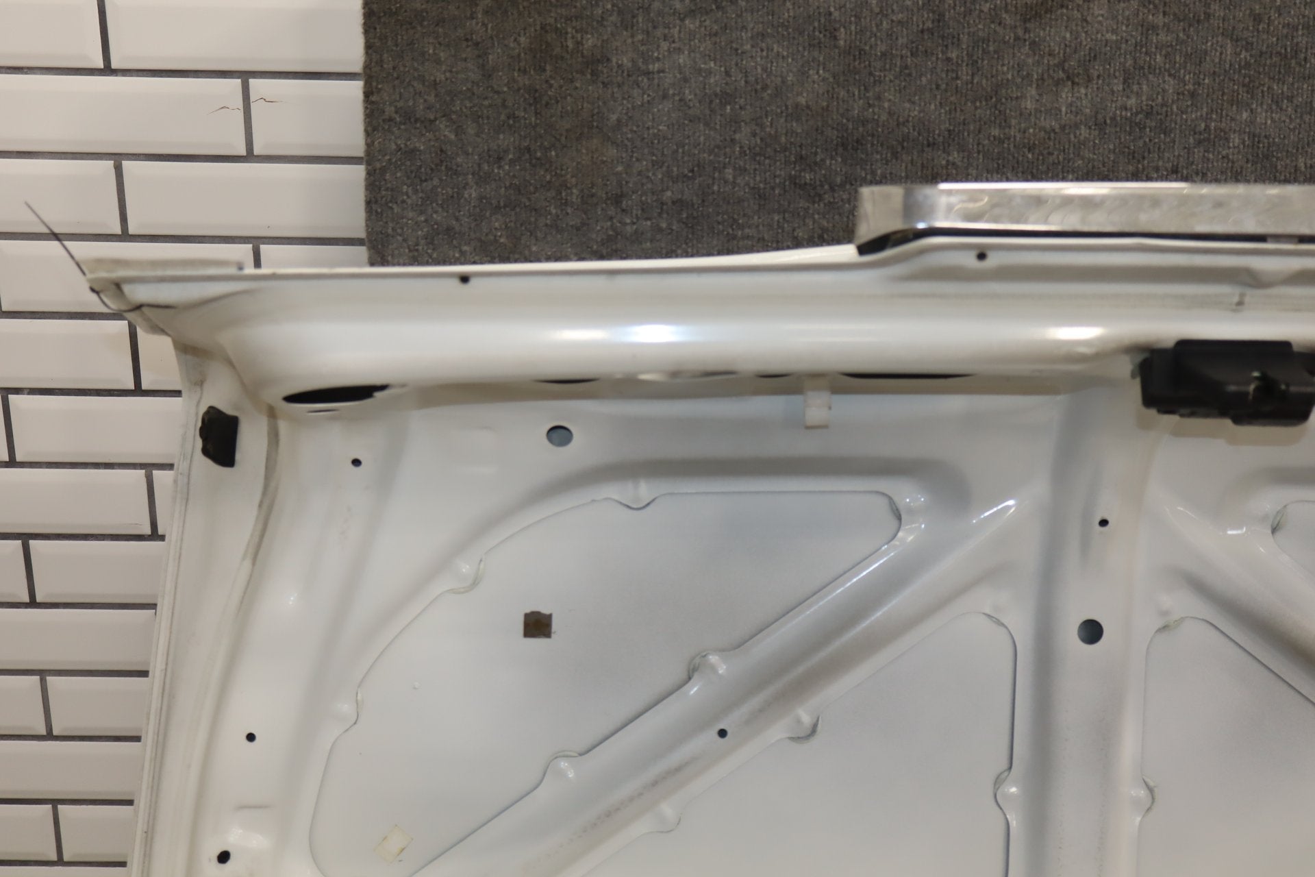 1996 Toyota Crown Decklid Trunk White 2BK OEM JZS151 Dent Center