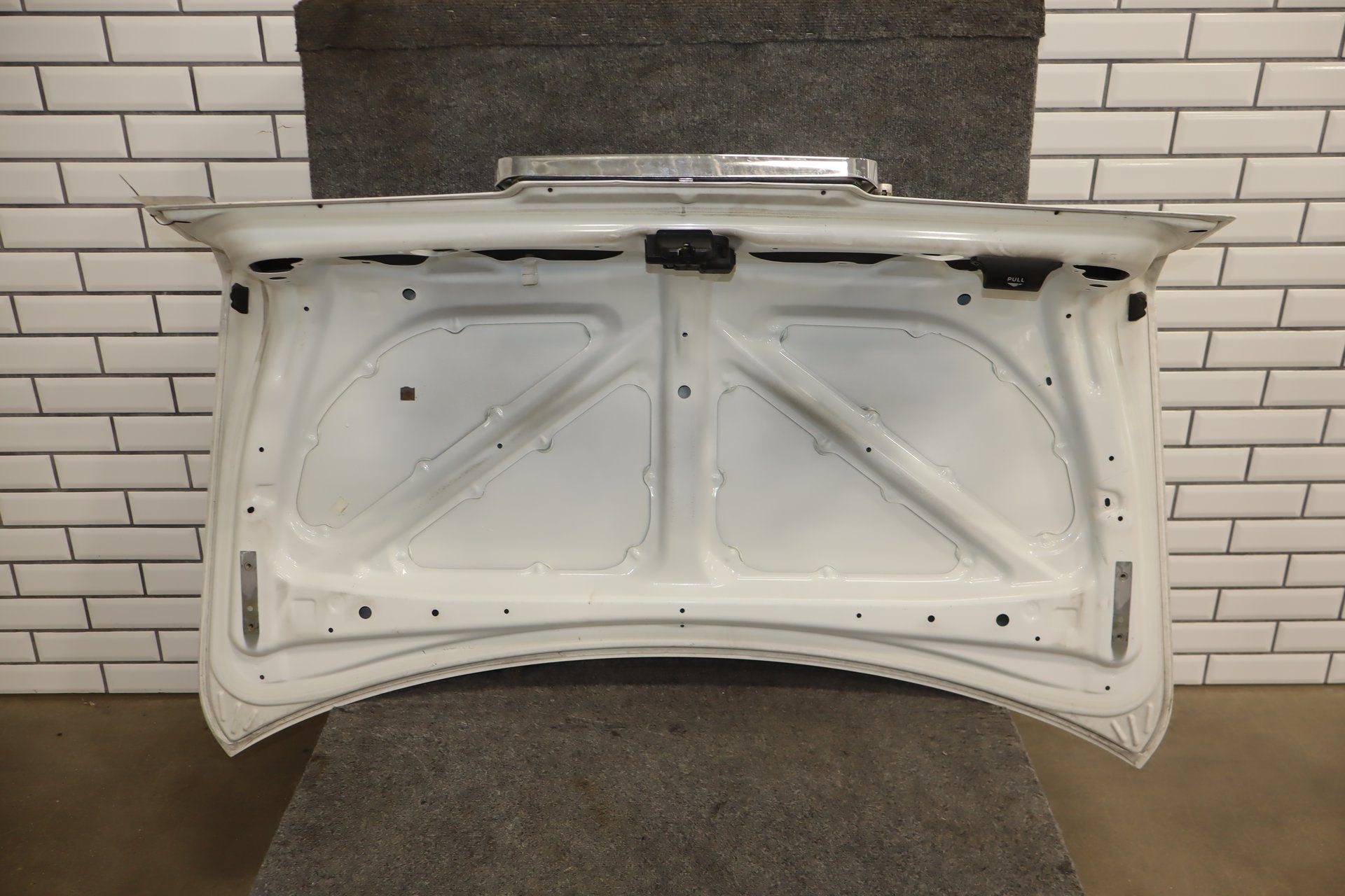 1996 Toyota Crown Decklid Trunk White 2BK OEM JZS151 Dent Center