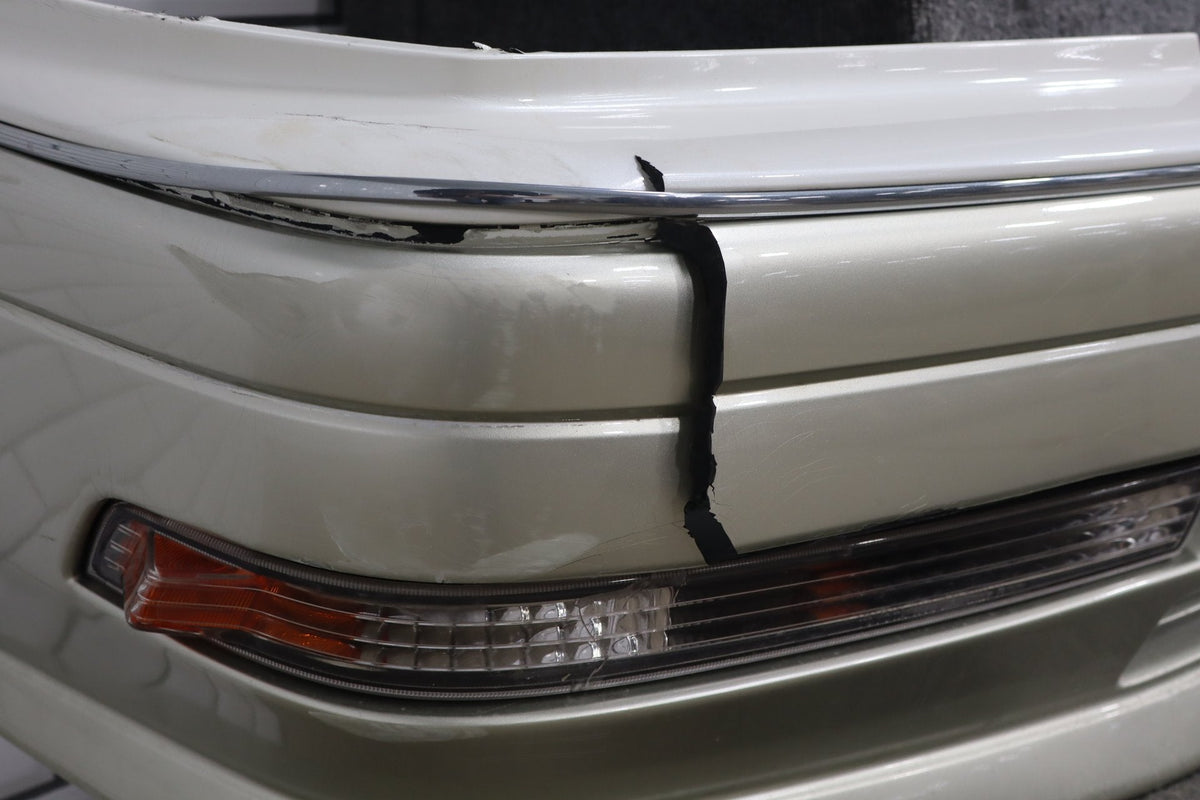 1996 Toyota Crown Front Bumper White 2BK OEM JZS151 Crack RH Corner