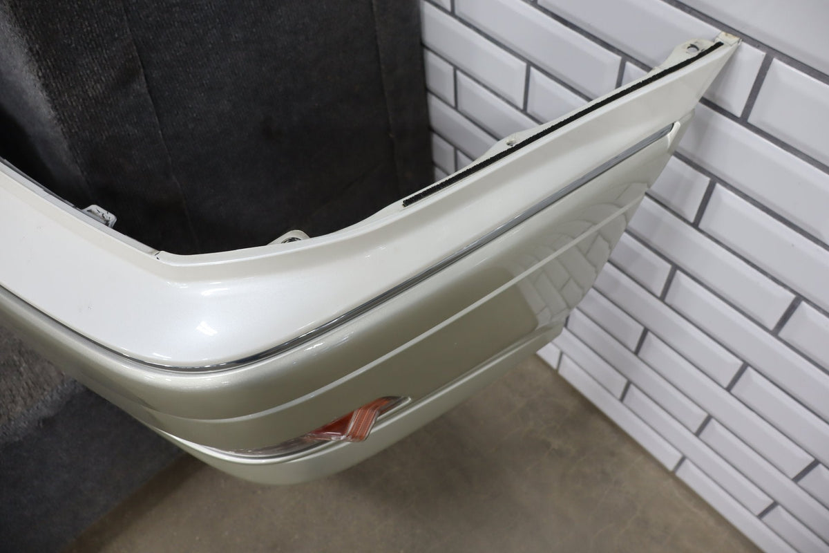 1996 Toyota Crown Front Bumper White 2BK OEM JZS151 Crack RH Corner