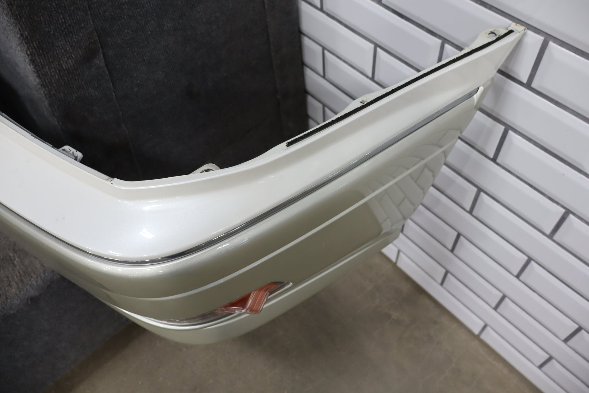 1996 Toyota Crown Front Bumper White 2BK OEM JZS151 Crack RH Corner