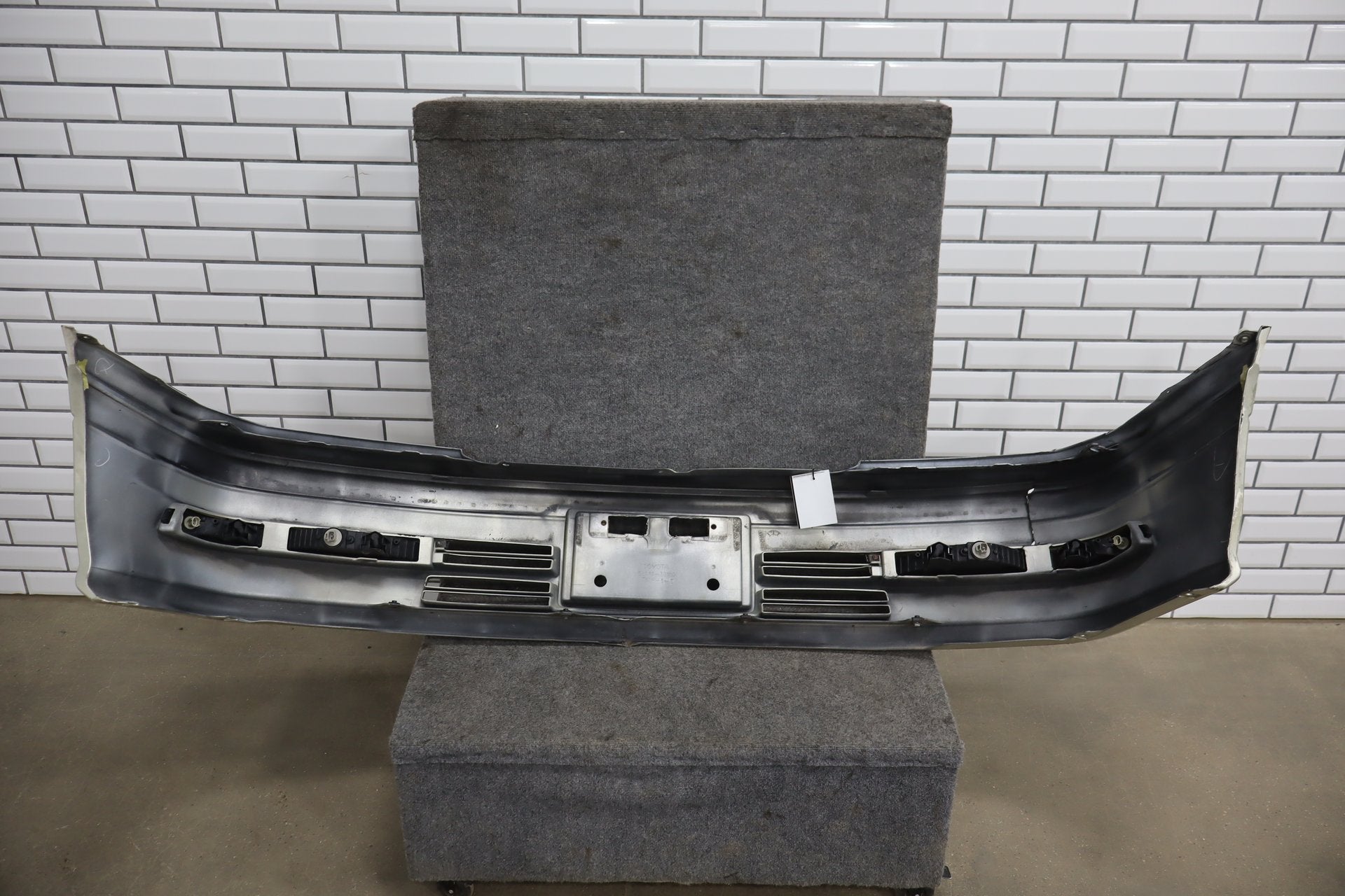 1996 Toyota Crown Front Bumper White 2BK OEM JZS151 Crack RH Corner