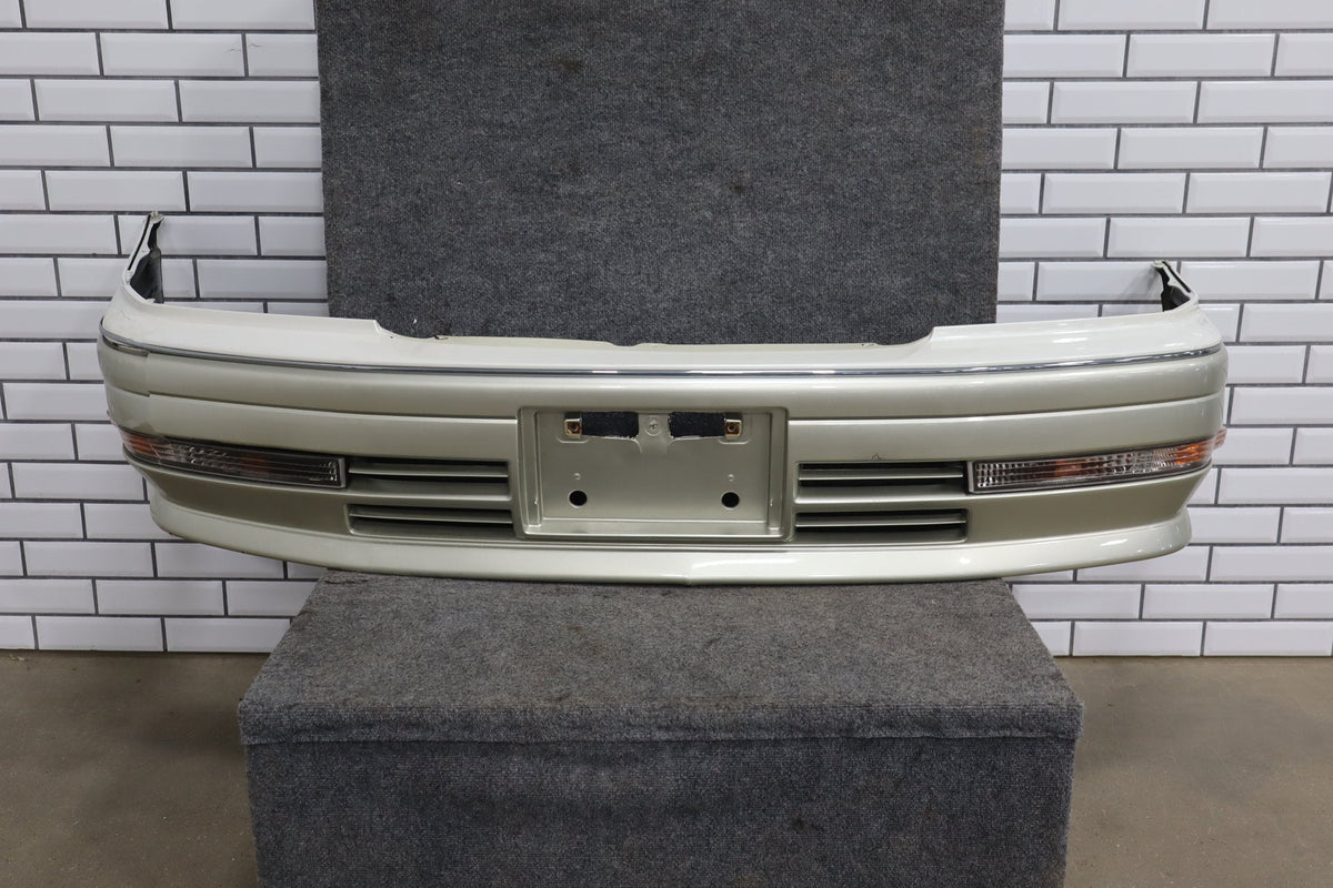 1996 Toyota Crown Front Bumper White 2BK OEM JZS151 Crack RH Corner