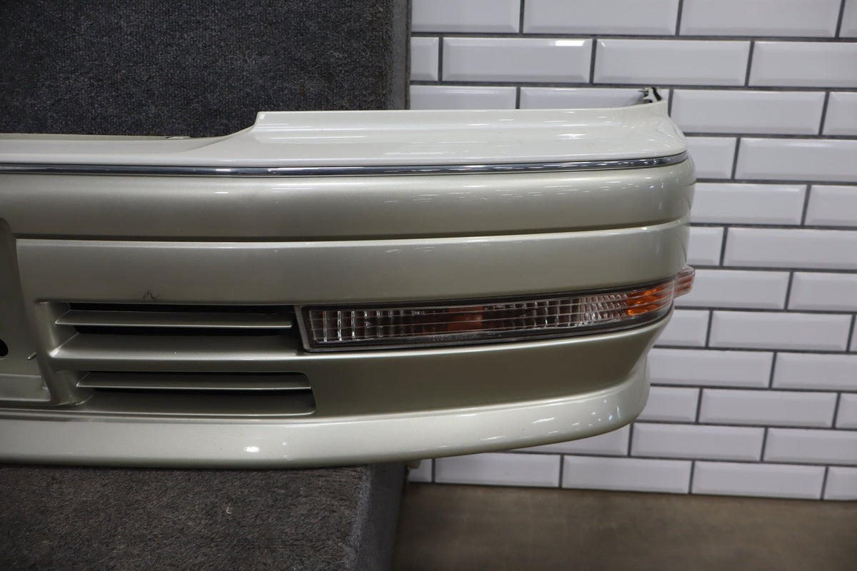 1996 Toyota Crown Front Bumper White 2BK OEM JZS151 Crack RH Corner