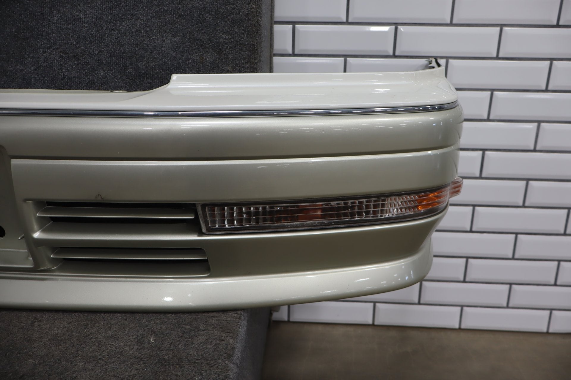 1996 Toyota Crown Front Bumper White 2BK OEM JZS151 Crack RH Corner