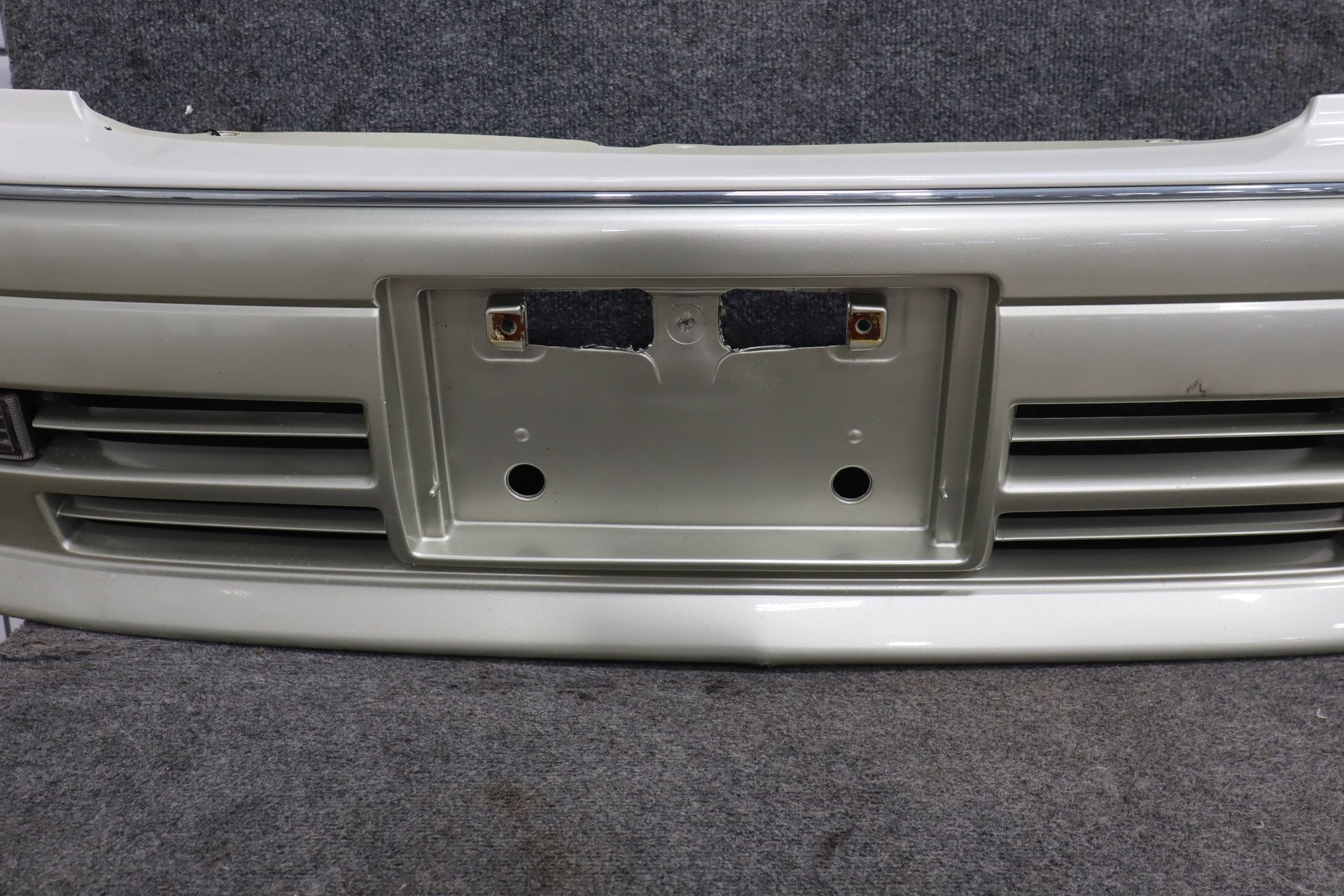 1996 Toyota Crown Front Bumper White 2BK OEM JZS151 Crack RH Corner
