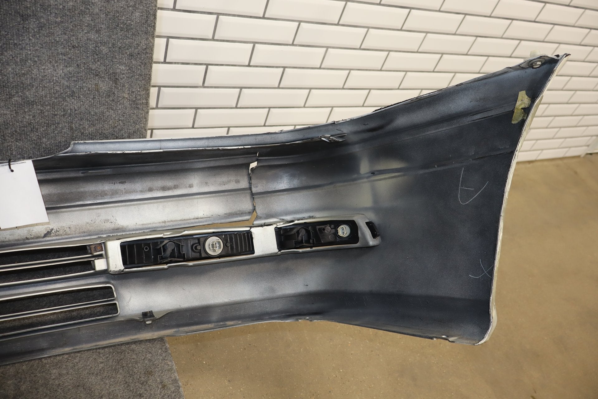 1996 Toyota Crown Front Bumper White 2BK OEM JZS151 Crack RH Corner