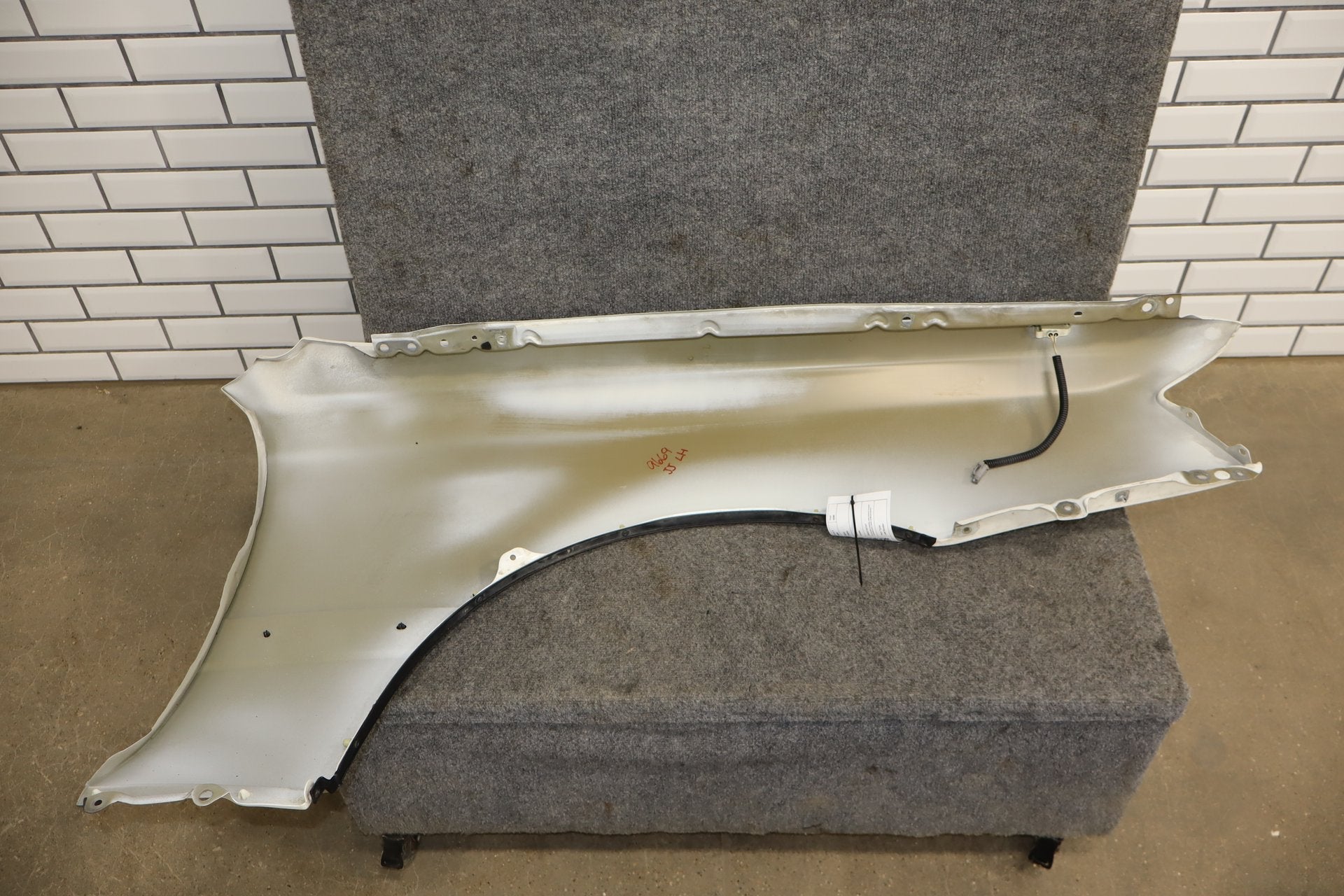 1996 Toyota Crown Left Fender White 2BK OEM JZS151 w Molding
