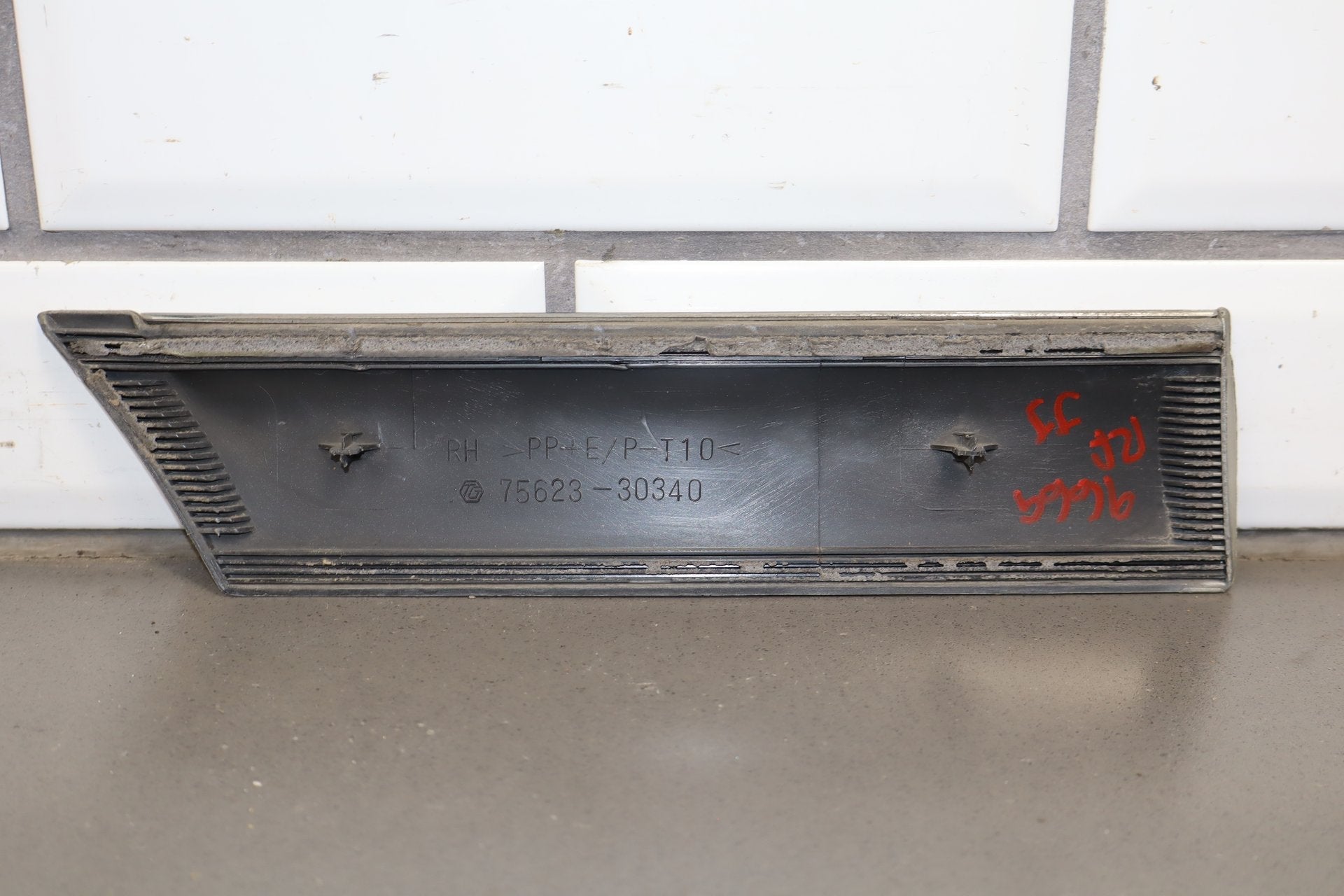 1996 Toyota Crown Right Fender Molding OEM JZS151 Mild Scuffs