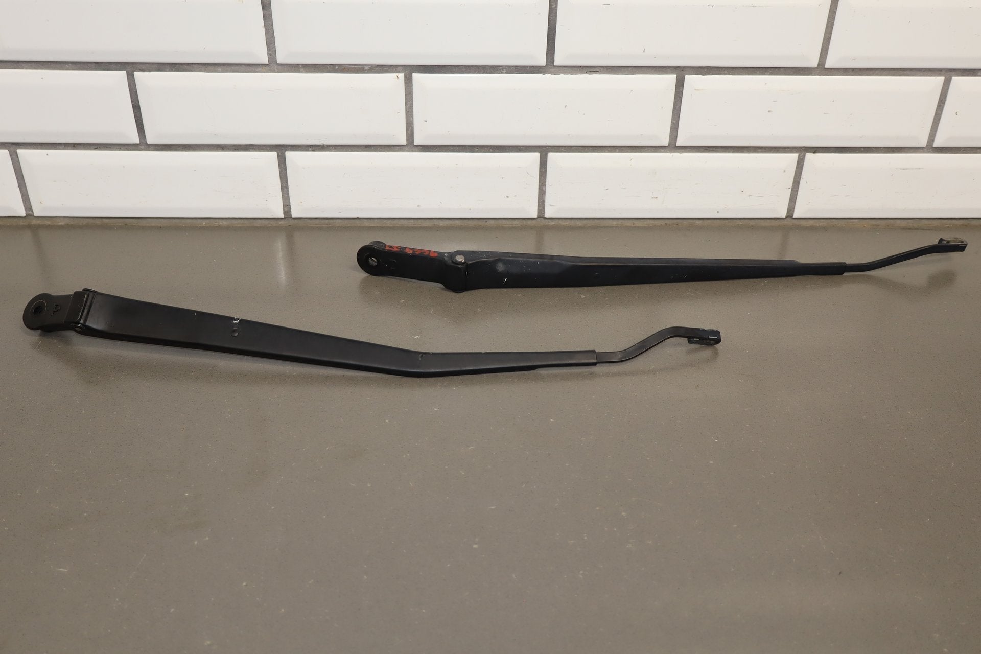 1996 Toyota Crown Wiper Arm Pair LH RH OEM JZS151 No Blades