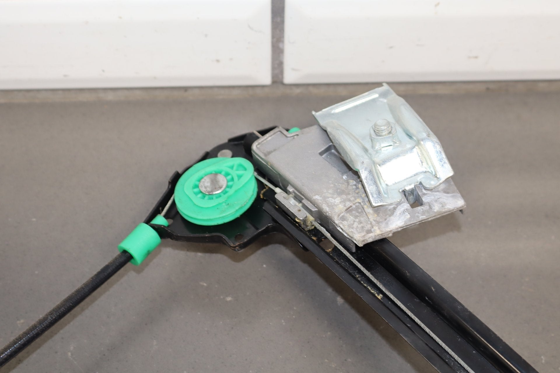 1997-2004 Chevrolet Corvette Right Door Regulator 10344132 OEM