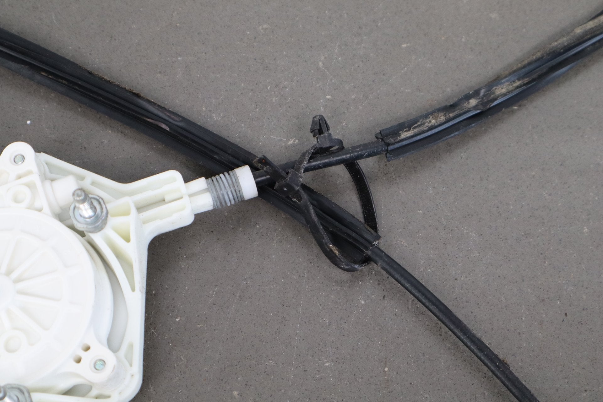 1997-2004 Chevrolet Corvette Right Front Door Regulator 10344132 OEM