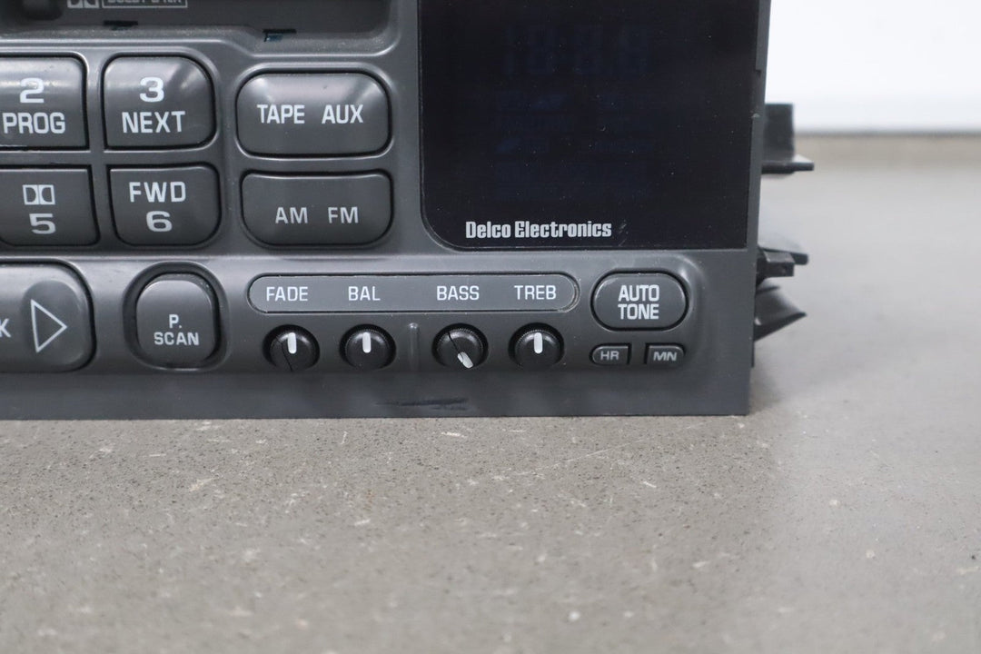 1997 GMC Savana Cassette AM/FM Radio 16194445 OEM - Tested