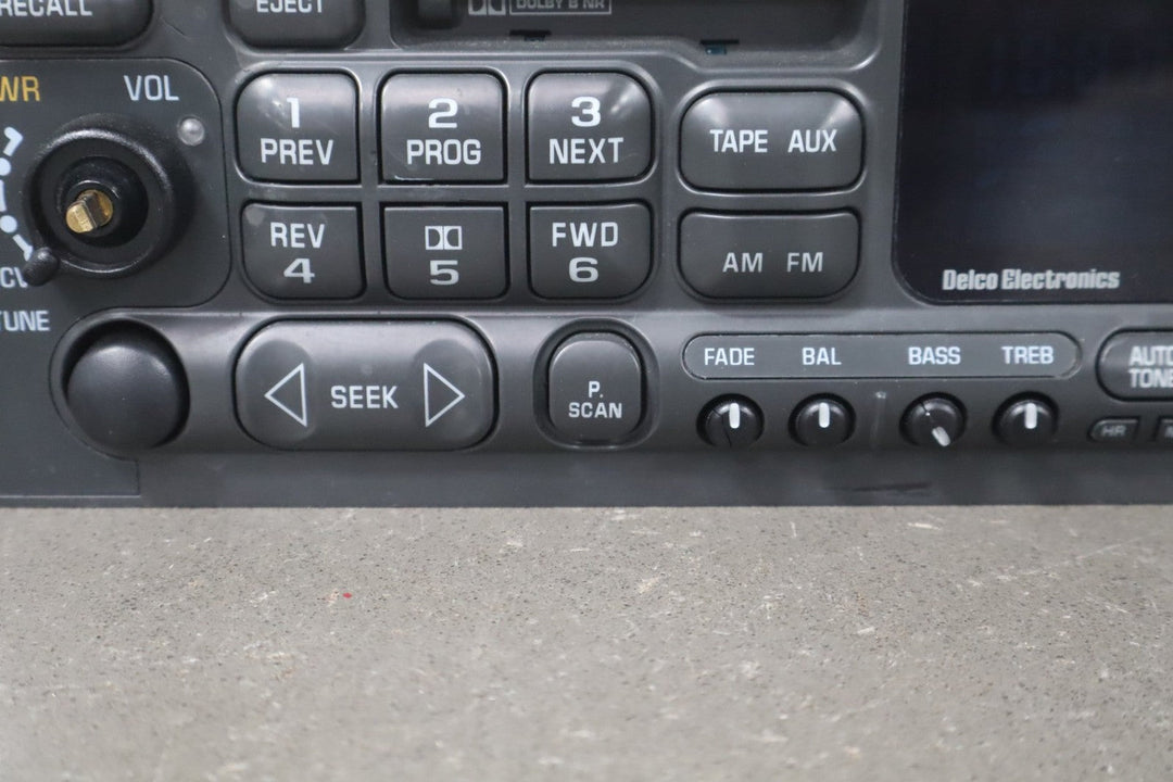 1997 GMC Savana Cassette AM/FM Radio 16194445 OEM - Tested