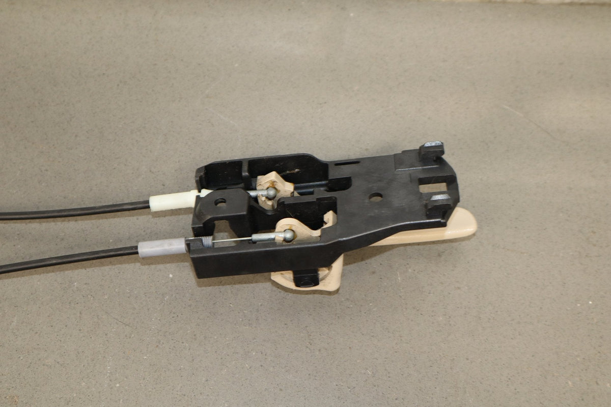 1998-2000 Toyota Land Cruiser/ Lexus LX470 J100 -LH Front Door Latch 69040-60081