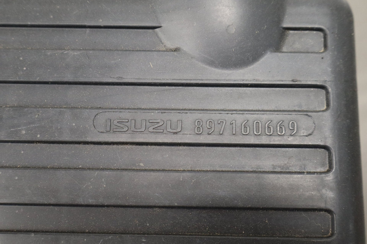 1998-2002 Isuzu Trooper Air Cleaner 3.5L 6VE1 OEM